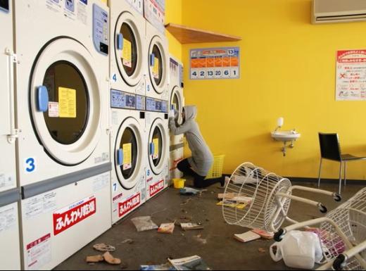 ここに居た誰か　(コインランドリー)